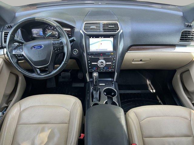 Photo of 2017 White Platinum Clearcoat Metallic Ford Explorer