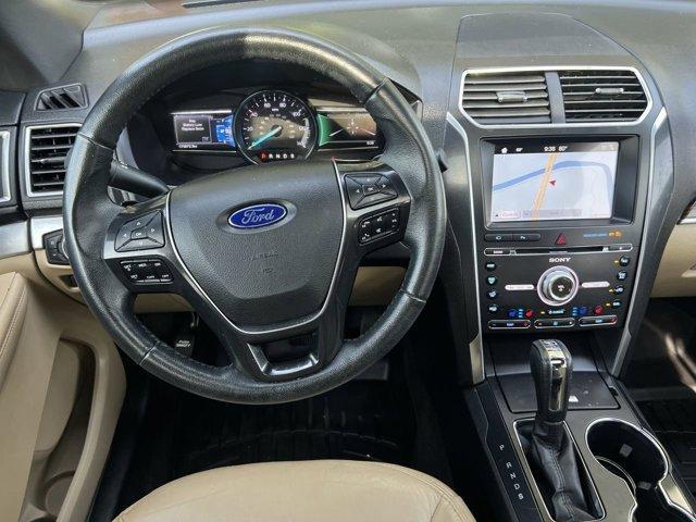 Photo of 2017 White Platinum Clearcoat Metallic Ford Explorer