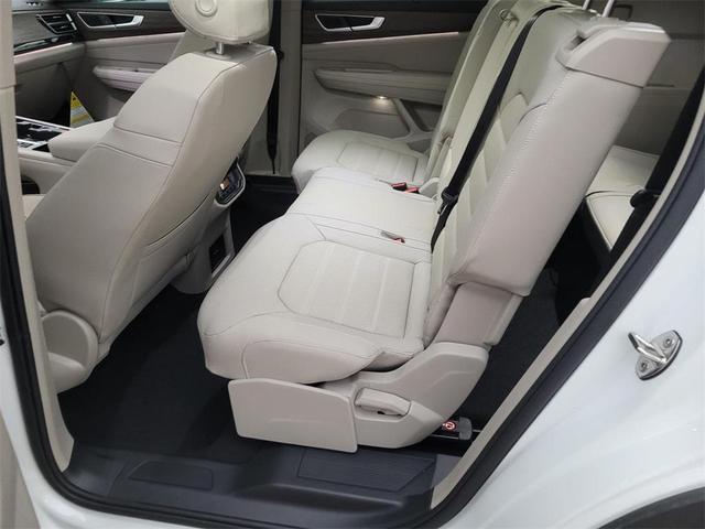 Photo of 2025 Opal White Pearl Effect Volkswagen Atlas