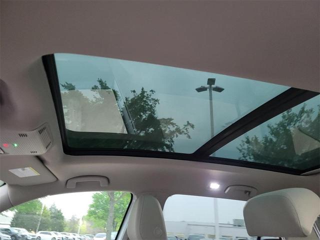 Photo of 2025 Opal White Pearl Effect Volkswagen Atlas