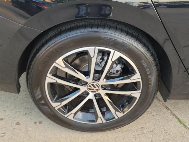 Photo of 2025 Deep Black Pearl Effect Volkswagen Jetta