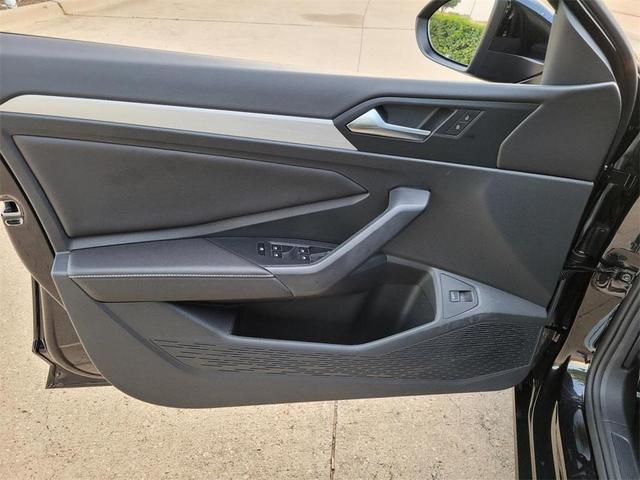 Photo of 2025 Deep Black Pearl Effect Volkswagen Jetta