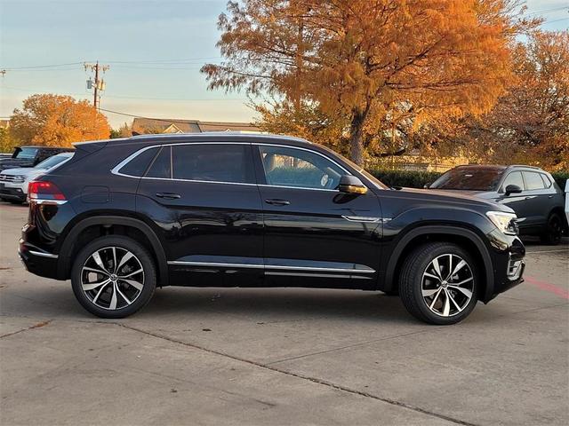 Photo of 2025 Deep Black Pearl Effect Volkswagen Atlas Cross Sport
