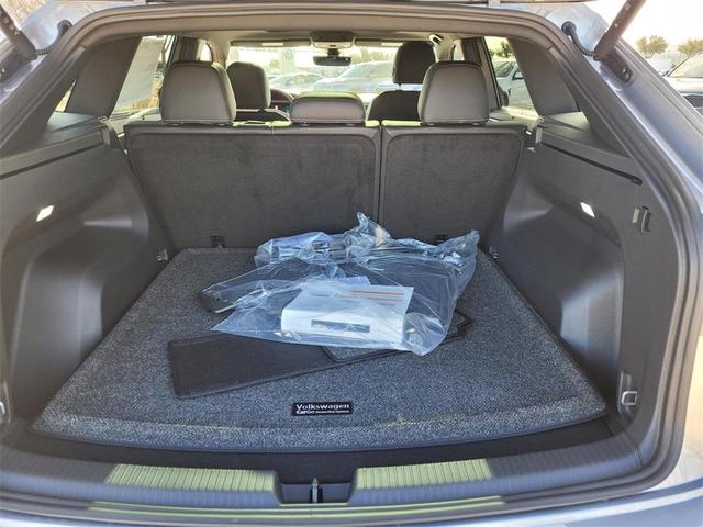 Photo of 2025 Silver Mist Metallic Volkswagen Atlas Cross Sport