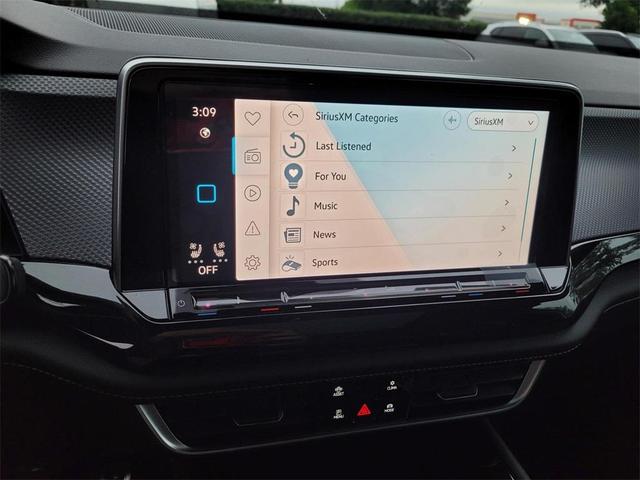 Photo of 2025 Opal White Pearl Effect Volkswagen Atlas Cross Sport