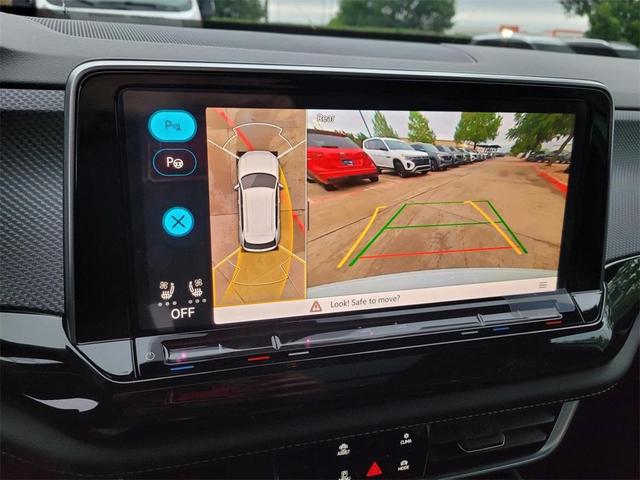 Photo of 2025 Opal White Pearl Effect Volkswagen Atlas Cross Sport