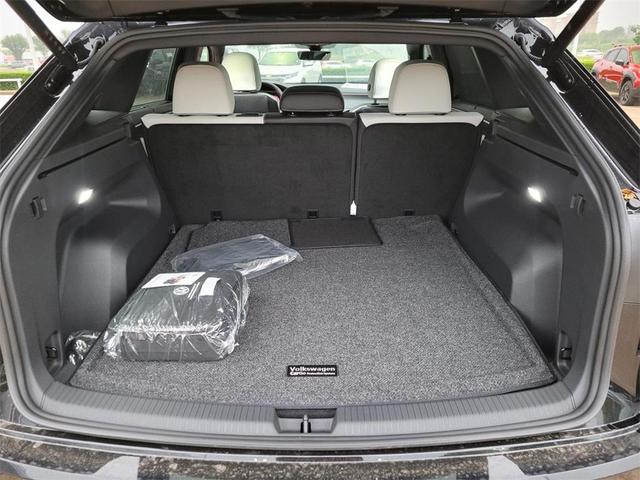 Photo of 2025 Deep Black Pearl Effect Volkswagen Atlas Cross Sport