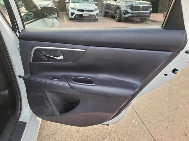 Photo of 2018 Glacier White Nissan Altima