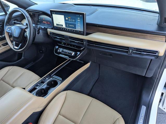 Photo of 2023 Pristine White Metallic Tri-Coat Lincoln Corsair