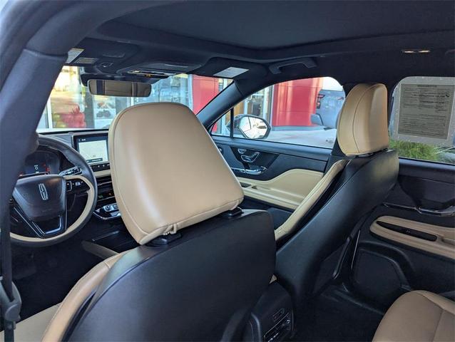 Photo of 2023 Pristine White Metallic Tri-Coat Lincoln Corsair
