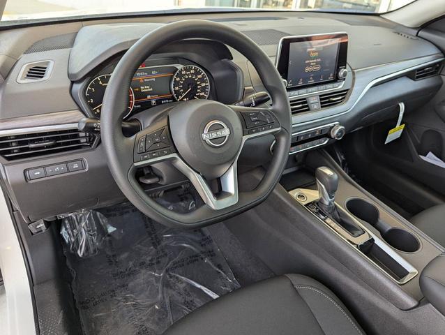 Photo of 2025 Glacier White Nissan Altima