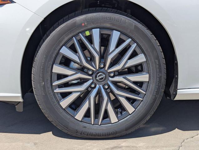 Photo of 2025 Glacier White Nissan Altima