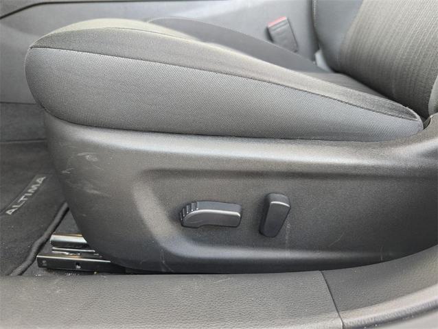 Photo of 2024 Pearl White Tricoat Nissan Altima