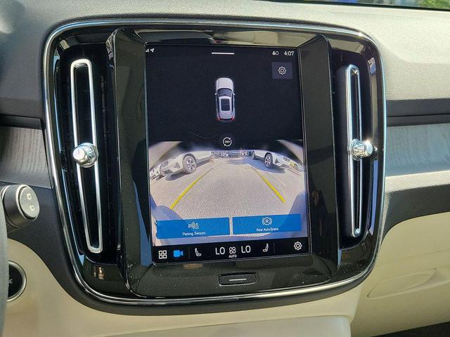 Photo of 2025 Onyx Black Metallic Volvo XC40