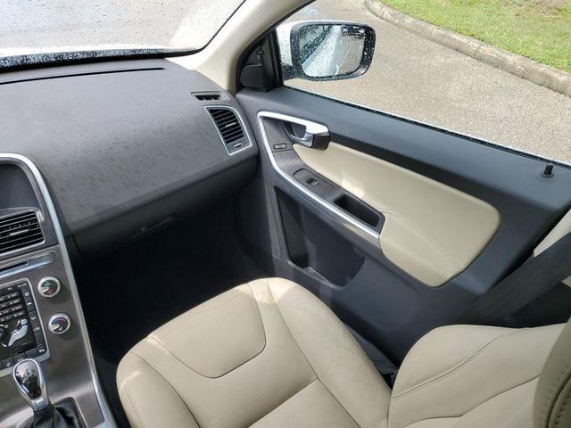 Photo of 2016 Ice White Volvo XC60