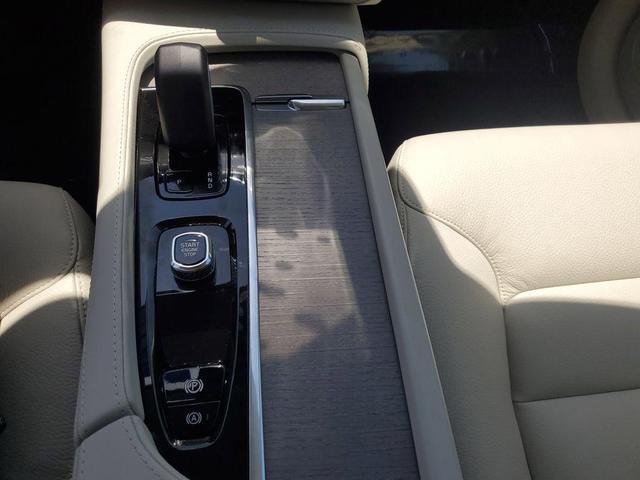 Photo of 2025 Vapour Grey Metallic Volvo XC90