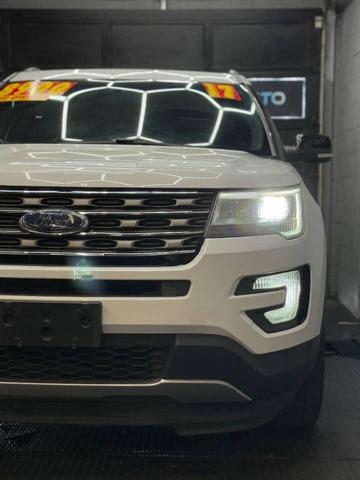 Photo of 2017 White Platinum Metallic Tri-Coat Ford Explorer