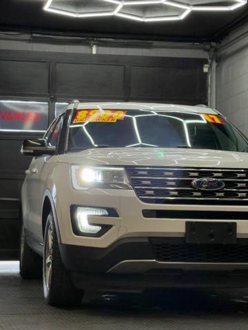 Photo of 2017 White Platinum Metallic Tri-Coat Ford Explorer