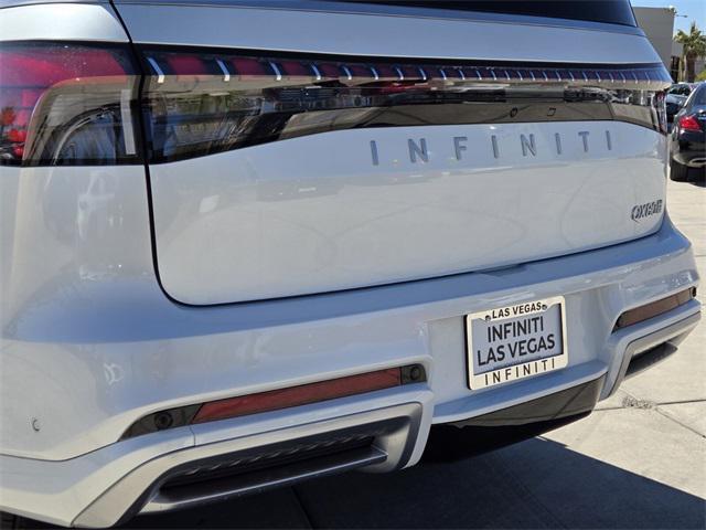 Photo of 2025 White INFINITI QX80