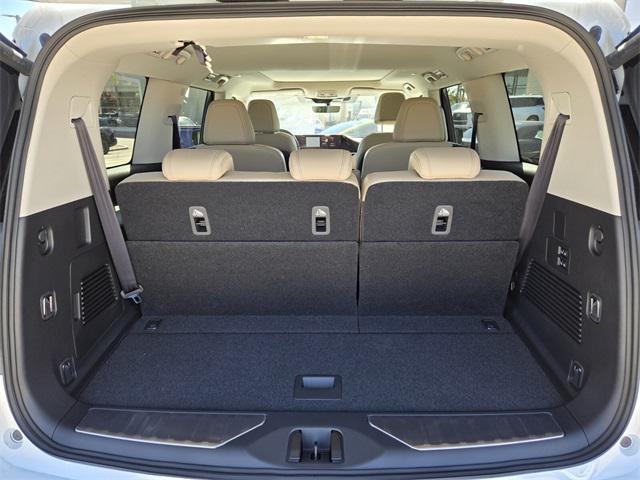 Photo of 2025 White INFINITI QX80