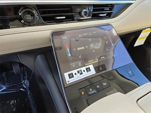 Photo of 2025 White INFINITI QX80