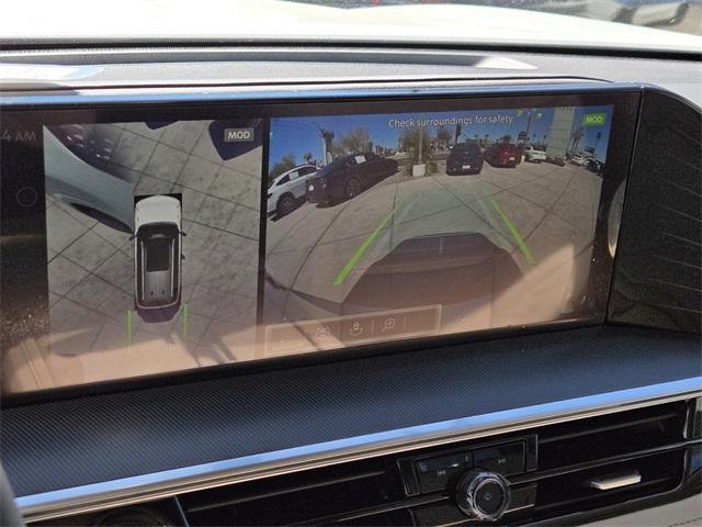 Photo of 2025 White INFINITI QX80