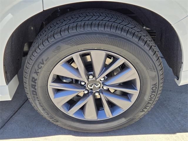 Photo of 2025 White INFINITI QX80