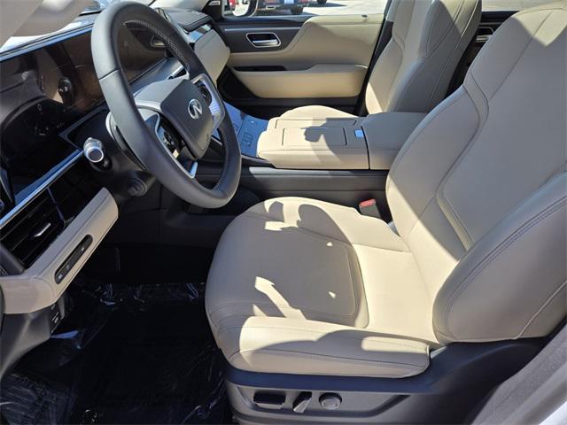 Photo of 2025 White INFINITI QX80