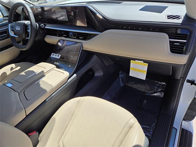 Photo of 2025 White INFINITI QX80