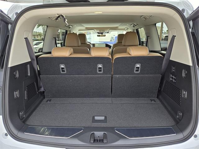 Photo of 2025 White INFINITI QX80