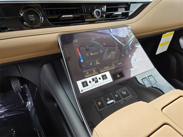 Photo of 2025 White INFINITI QX80