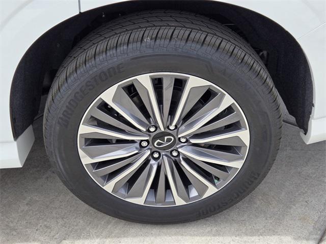 Photo of 2025 White INFINITI QX80