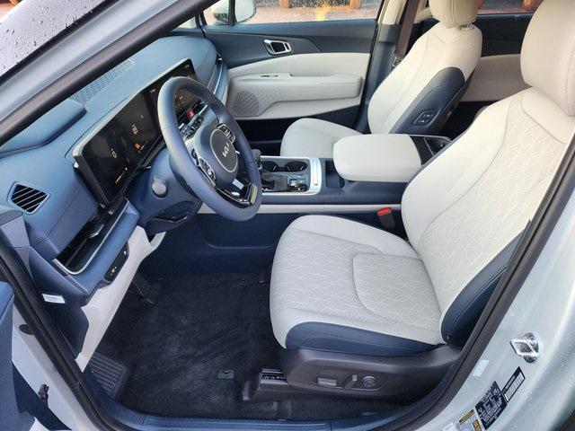 Photo of 2026 Ceramic Silver Kia Carnival
