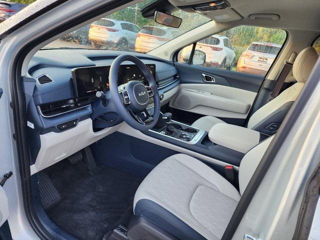 Photo of 2026 Ceramic Silver Kia Carnival