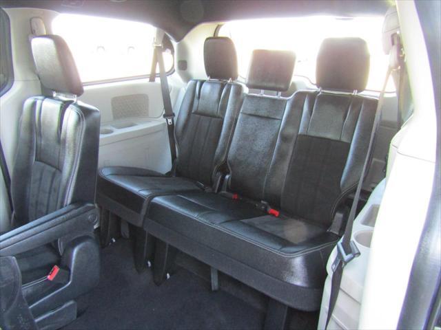 Photo of 2019 Granite Pearlcoat Dodge Grand Caravan