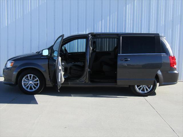 Photo of 2019 Granite Pearlcoat Dodge Grand Caravan