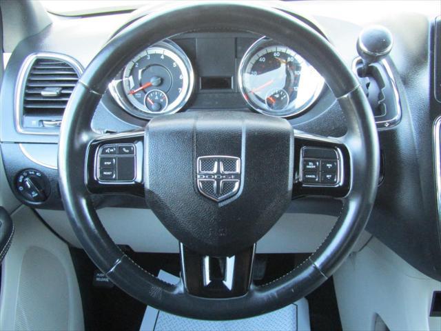 Photo of 2019 Granite Pearlcoat Dodge Grand Caravan