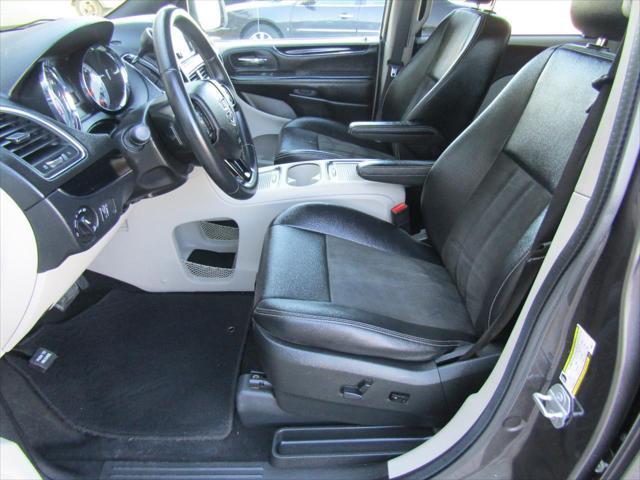 Photo of 2019 Granite Pearlcoat Dodge Grand Caravan