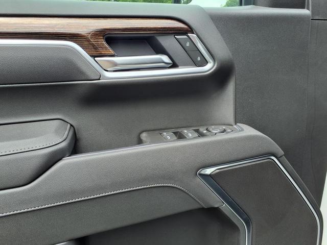Photo of 2025 Summit White Gaz GMC Sierra 1500