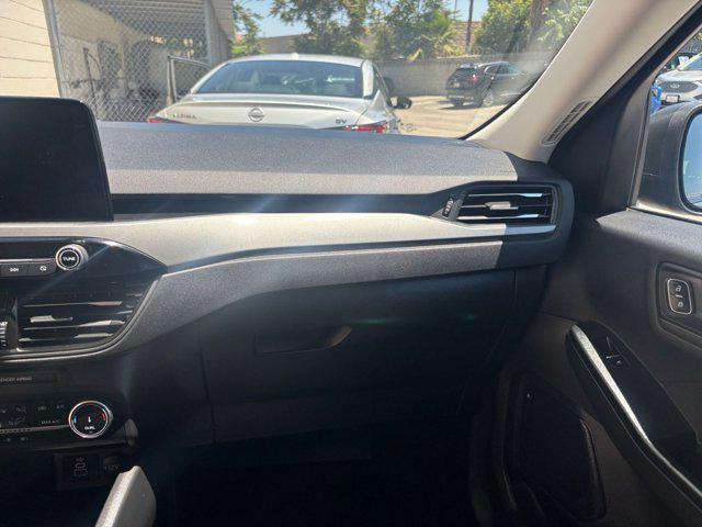 Photo of 2024 Carbonized Gray Metallic Ford Escape