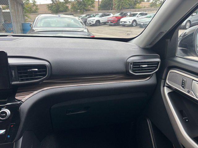 Photo of 2024 Iconic Silver Metallic Ford Explorer