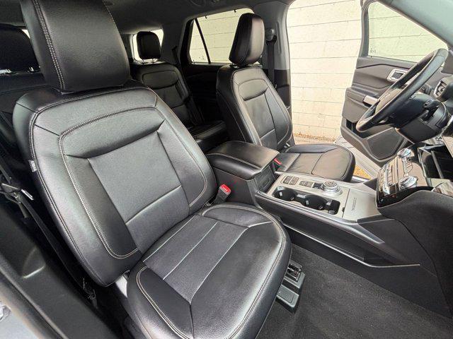 Photo of 2024 Iconic Silver Metallic Ford Explorer