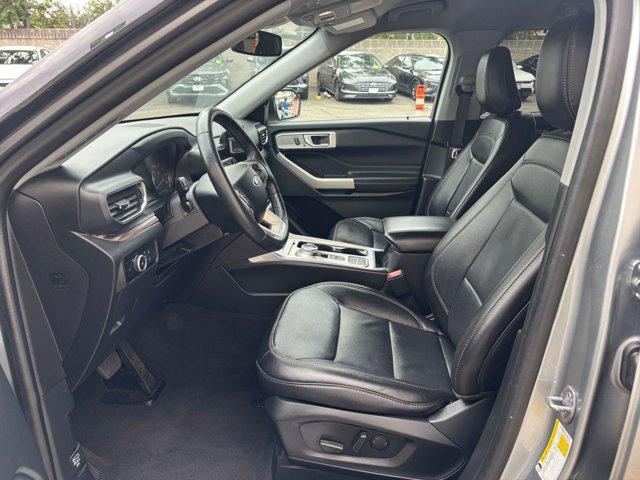 Photo of 2024 Iconic Silver Metallic Ford Explorer