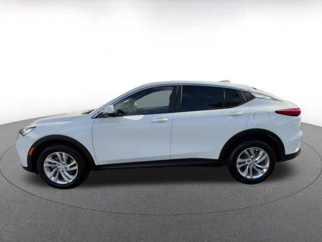 Photo of 2025 Summit White Buick Envista
