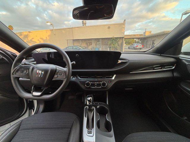 Photo of 2025 Summit White Buick Envista