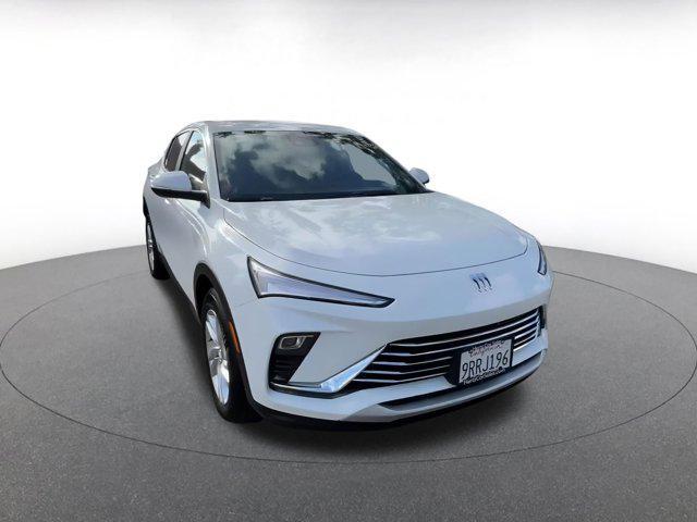 Photo of 2025 Summit White Buick Envista