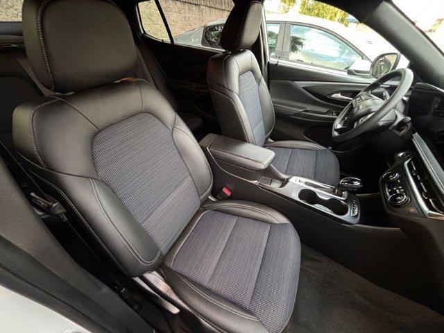 Photo of 2025 Summit White Buick Envista