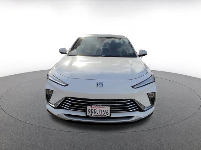 Photo of 2025 Summit White Buick Envista
