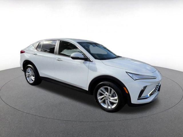 Photo of 2025 Summit White Buick Envista