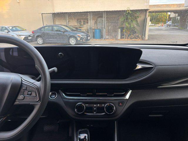 Photo of 2025 Summit White Buick Envista